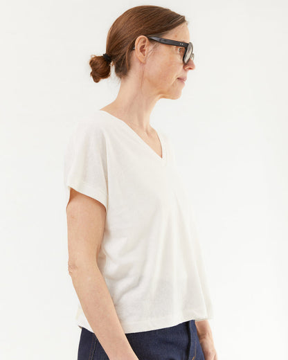 Merz b Schwanen Women's Cotton/Linen V-neck T-shirt in White