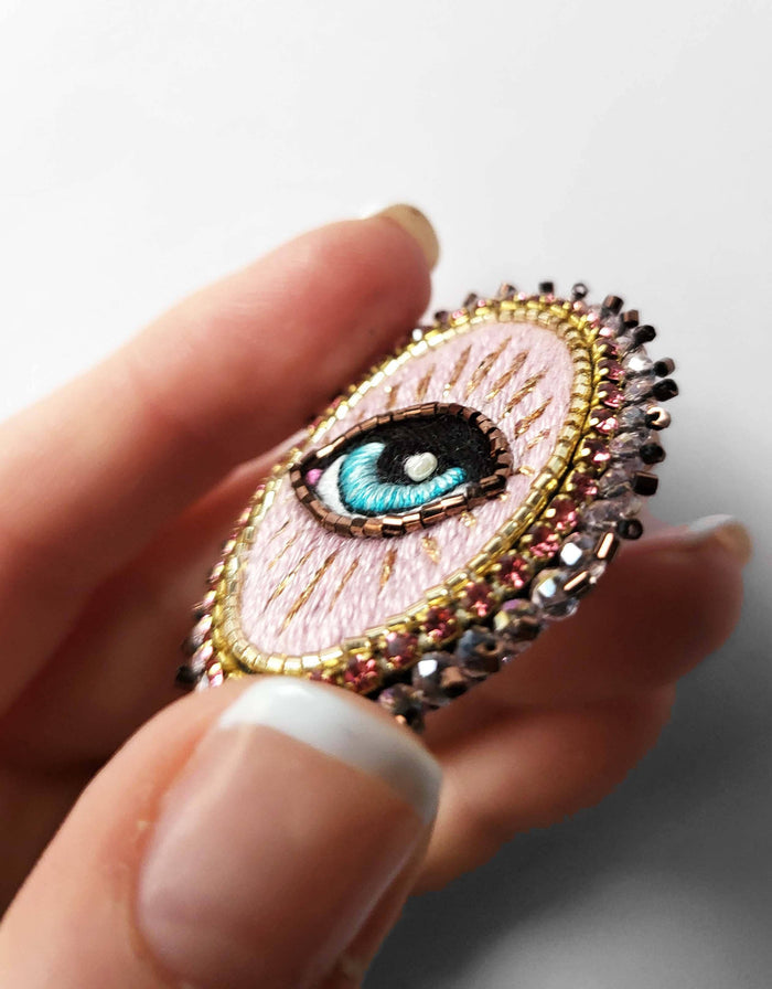 Mini broche œil rose